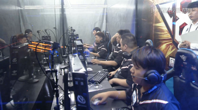电竞比分网：英雄联盟S10 D组战，TES不负众望小组第一出线